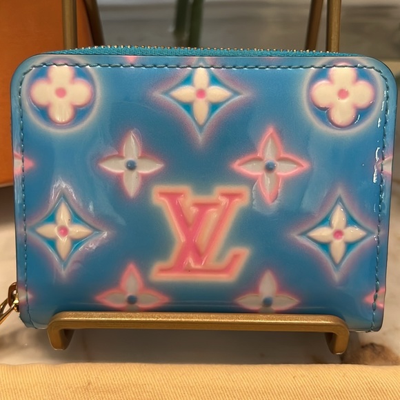📣SOLD📣 LOUIS VUITTON | Limited Edition 2022 Valentine Vernis Zippy Card Case - Picture 3 of 8